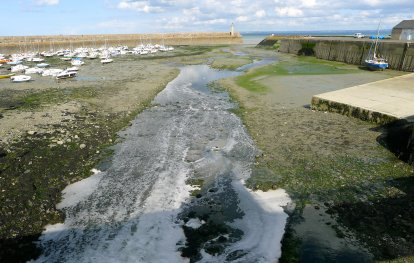 De haveningang van Binic; over 6 uur staat het water weer 11 meter hoger.
