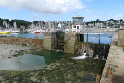 Links de nauwe doorgang van het lock, dat pas groen licht geeft als het waterniveau 7 meter heeft bereikt