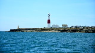 Vanuit Weymouth nemen we " the Inner race" bij Portland Bill.