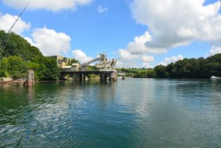 Op de rivier bij Fowey, met de China Bone Clay Factory op de oever.