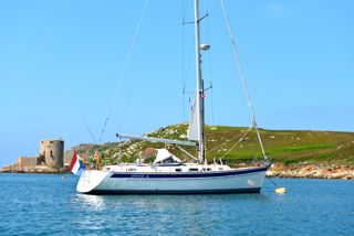 Voor anker tussen Bryher en Tresco, met op de achtergrond Cromwell's castle