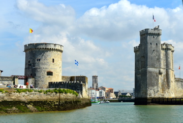 De ingang van de oude haven van La Rochelle.
