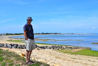 Mooi hier... aan de linkerkant de ingang naar onze haven.