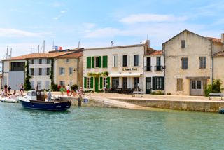 Hoog water in Saint Martin, met op de achtergrond restaurant L'Avant Port.