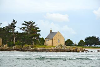 Bijna in Vannes, vaar je langs dit prachtige kapelletje. Rare stromingen hier.