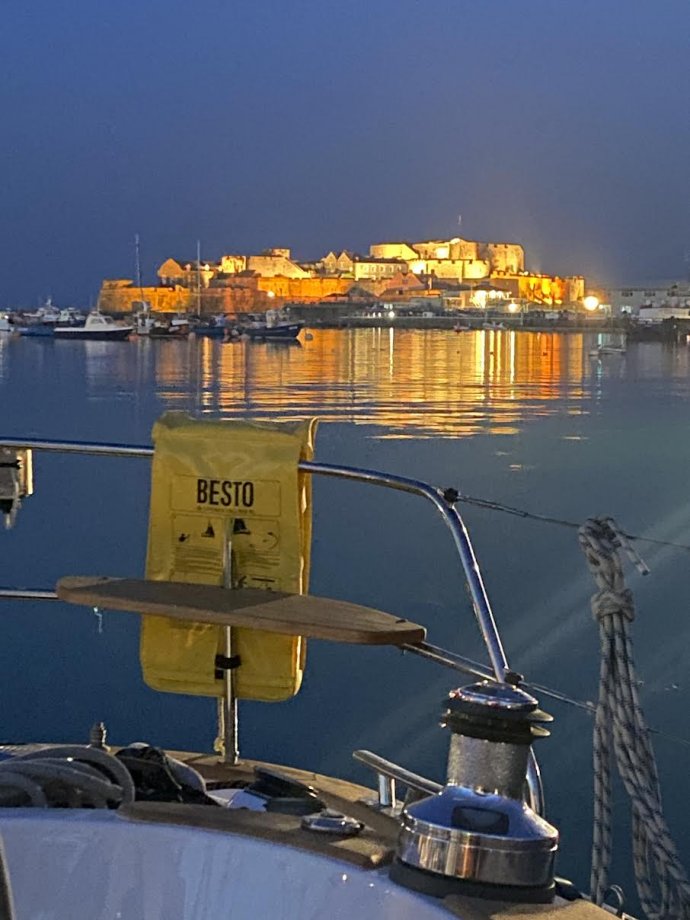 Een laat kopje koffie met uitzicht op Castle Cornet.