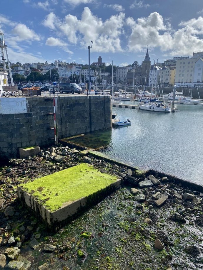 De sill (drempel) van Saint Peter Port, waarboven minimaal 230 cm water moet staan voordat Pietertje 2 erover kan.