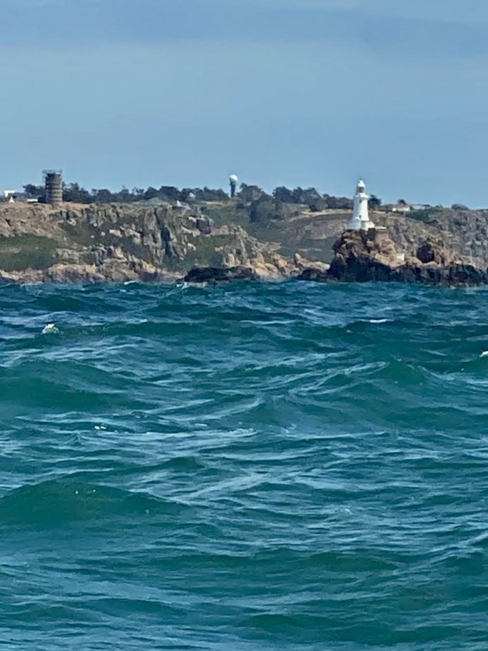 De imposante La Corbière en een ruwe zee.