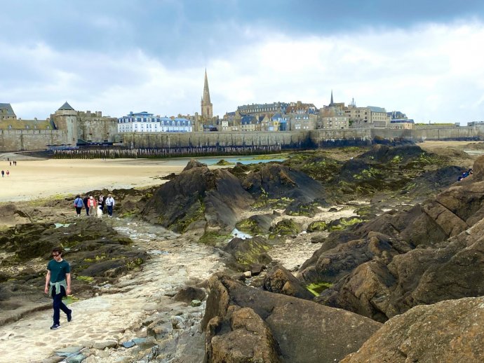 Afscheid van Saint Malo. Over 6 uur is van deze rotsen niets meer te zien. Het blijft fascinerend.