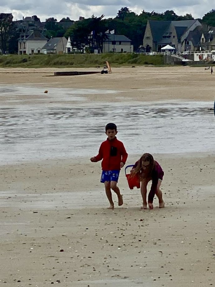 De Bretonse kinderen vermaken zich prima hier, ook al lijkt het geen strandweer.