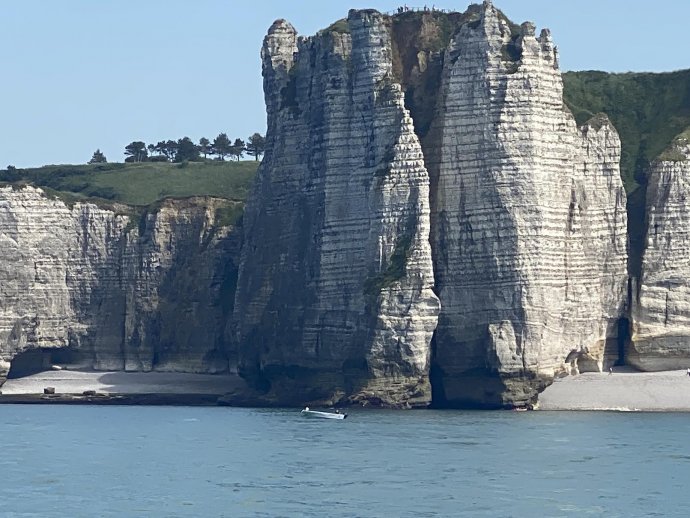 De door zee en wind gevormde krijtrotsen van Etretat.