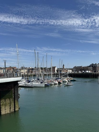 Uitzicht op Pietertje 2 in Dieppe, het derde schip van achteren,