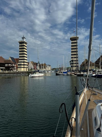De brug gaat net dicht voor onze neus, dus 15 minuten dobberen.