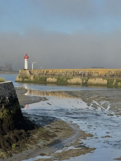 De droogvallende haveningang van Saint Vaast.