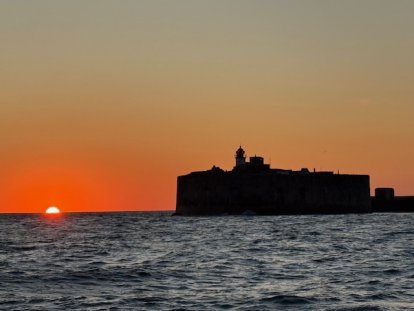 Zonsopgang in de baai van Cherbourg.