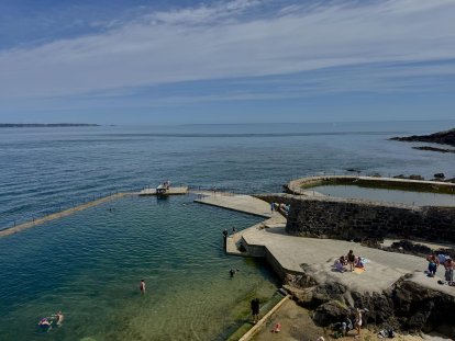 Twee van de vier zwembaden in open zee.