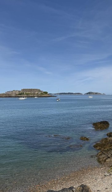 Havelet bay,  met Castle Cornet op de achtegrond.