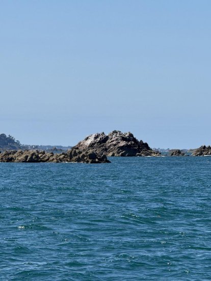 Rotsen, rotsen en nog eens rotsen, vlak voor Paimpol.