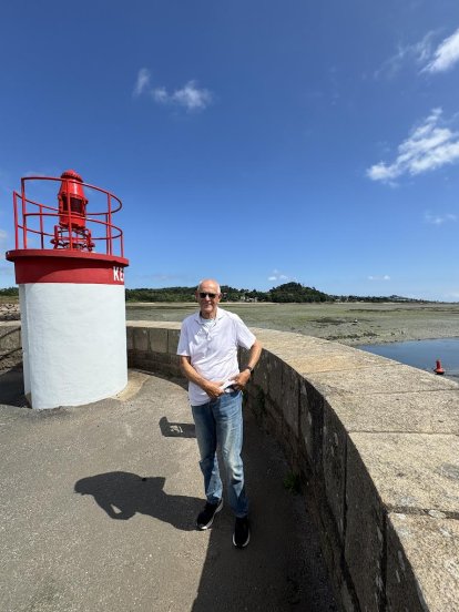 Hilco en het baken bij de haveningang van Paimpol