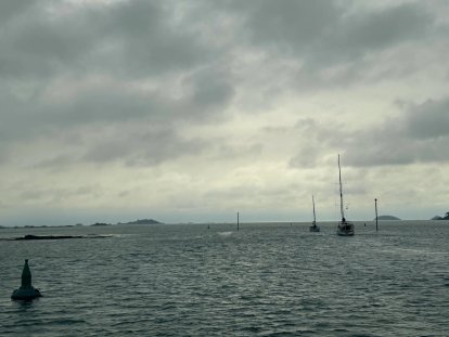 Mooie sfeer en wonderlijk licht in de baai van Paimpol, als in een oud schilderijtje.
