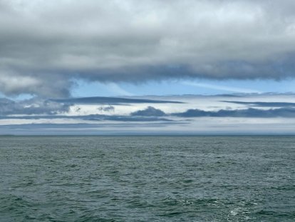 Een bijna geschilderde lucht achter ons, gisteren toen we net Cap La Hague waren gepasseerd in dichte mist.