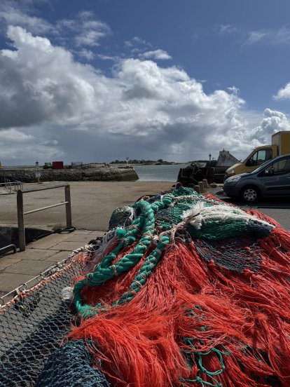 Mooi, die kleurrijke visnetten op de kade.