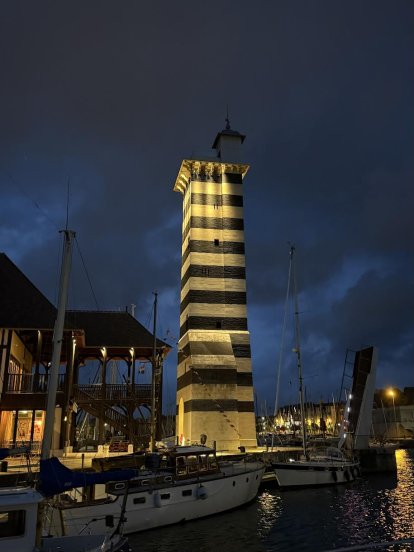 Uitzicht op een van de prachtige torens vanaf de andere kant van de brug.