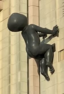 Een van de baby sculpturen langs de gevel van het Casino in Blankenberge, van de Tjechische kunstenaar David Cerny