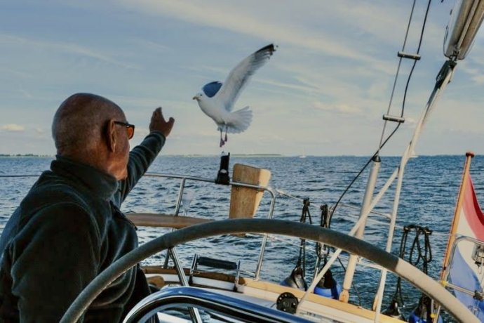 Gerrit stormt langs.