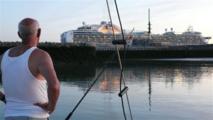 Vertrek van cruiseschip Crown Princess in Le Havre