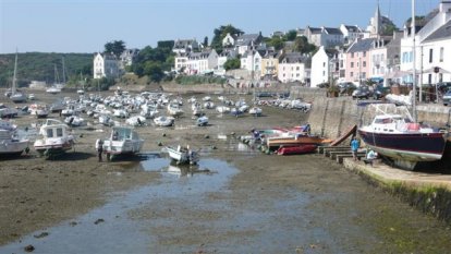 De drooggevallen baai bij Sauzon.
