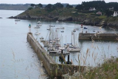 Pietertje 2 beneden in de haven van Le Palais