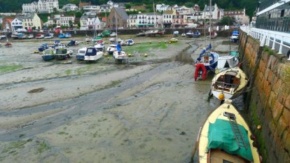 Het haventje van St. Aubin  bij eb.