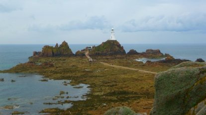 Bij hoog water zijn hier alleen nog een paar rotsen en de Corbiére te zien