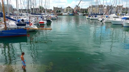 De zon komt door in St. Vaast en de kinderen spelen weer in het water.
