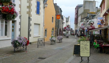 Een bloemig straatje en ons restaurantje in Saint Quay Portrieux